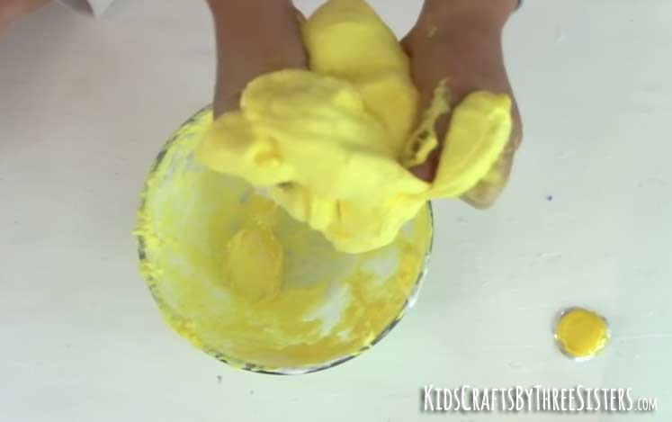 how-make-fluffy-slime-knead-hands-saline