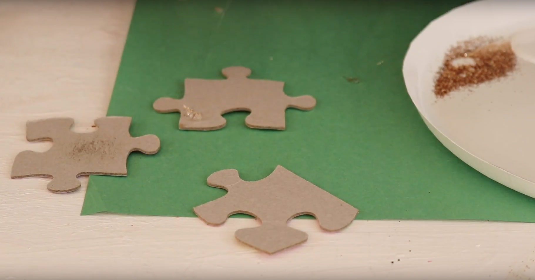 how-make-puzzle-reindeer-ornament-arrange-shape