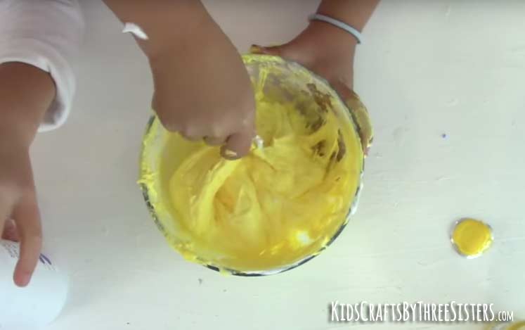 how-make-fluffy-slime-stir-saline