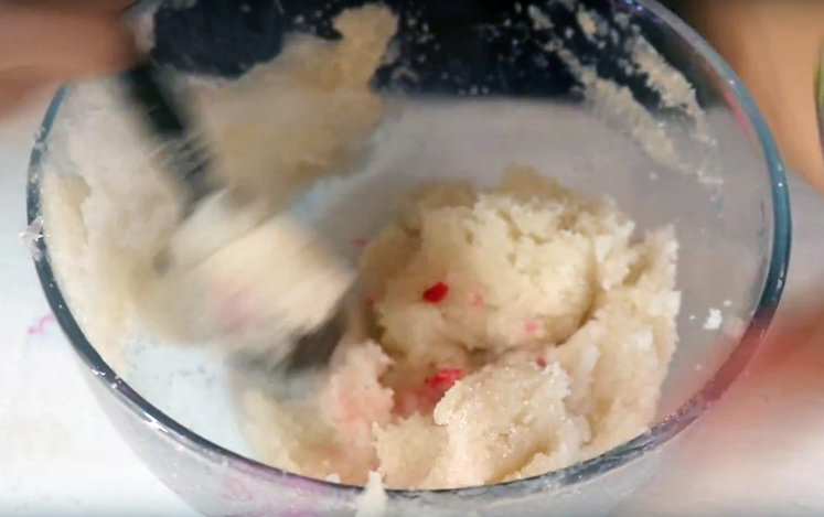kids-homemade-sugar-scrub-recipe-mix-colorant